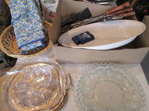 lot 187 image: Kitchen serving basket and trays wi...