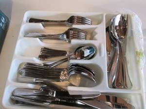lot 197 image: Divided silverware drawer storage l...