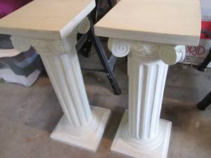 lot 203 image: Pair of 3ft decorative Pilar displa...