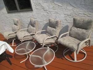 lot 95 image: 4 Metal frame swivel patio chairs w...