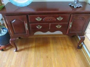 lot 3 image: Nice ornate buffet