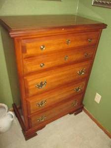 lot 7 image: Dresser