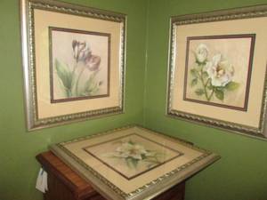 lot 8 image: 3 Matching floral prints.