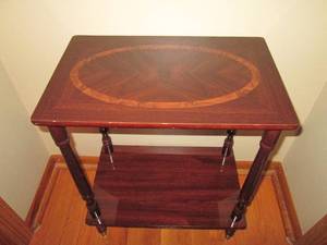 lot 9 image: Solid wood hallway table.