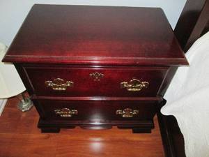 lot 10 image: Pair of 2 matching bedside stands.