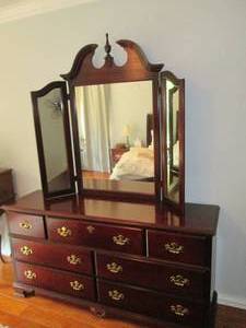 lot 12 image: Dresser with 3 Section mirror