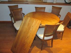 lot 19 image: Round table with one leaf