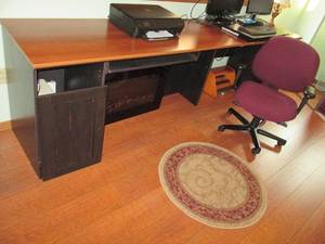 lot 21 image: Desk and chair
