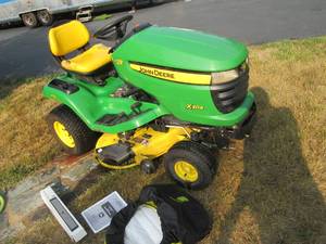 lot 1 image: John Deere X304 42 deck riding mower