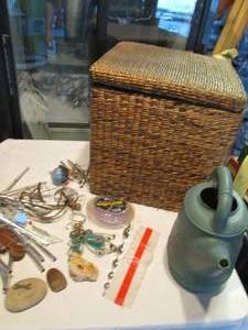lot 40 image: Lidded Wicker Rattan cube storage b...