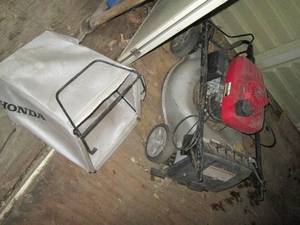 lot 63 image: Self propelled Honda gas powered pu...