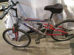 lot 81 image: Mongoose bike...