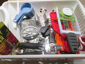 lot 83 image: Dish drainer filled with kitchen ut...