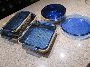 lot 91 image: Blue cookware set with woven holder...