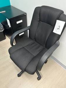 lot 2 image: Black cloth fabric office chair