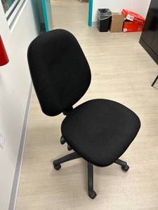 lot 3 image: Black cloth fabric office chair