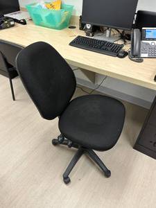 lot 4 image: Black cloth fabric office chair