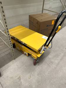 lot 33 image: Electric lift table