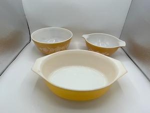 lot 14 image: Vintage PYREX Mixing Bowl and Casserole Dish Lot