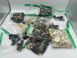 lot 15 image: Vintage Button Collection