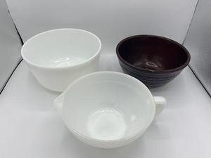 lot 17 image: Vintage Harcrest, Pyrex, Fire-King Mixing Bowl Lot