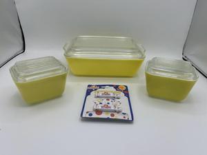 lot 27 image: Vintage Pyrex 501-B and 503-B Dishware and Wonder Bread Clips