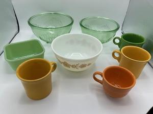 lot 32 image: Vintage Depression Glass, Fiesta, and Pyrex 402