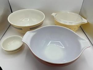 lot 34 image: Vintage Pyrex Mixing Bowls Lot