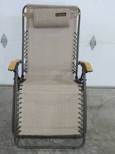 lot 1 image: Cabelas FoldableReclining Lounge Chair
