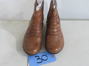 lot 30 image: Womens Rockport Cobb Hill Abilene Ankle Boot, Size 8.5 W, Almond Leather