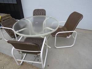 lot 3 image: Patio Table With 4 Vintage Samsonite Chairs (1 Chair Needs Repair)