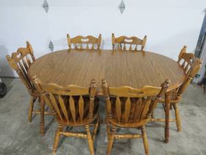 lot 52 image: Dining Room Table (2 Leaves) with 6 Chairs