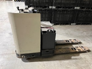 lot 7 image: Crown PR 3000 Ride On Pallet Jack