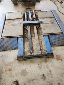 lot 11 image: Challenger 10,000 lb Car Lift