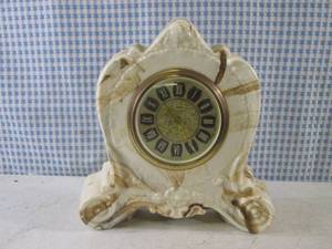 (A-1) Vintage Minxie Wind-Up Clock ...