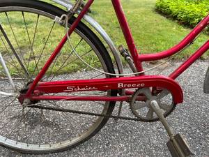 lot 101 image: Vintage Schwinn Breeze Girls Bike with Chrome Fenders