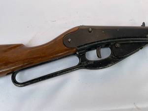 lot 129 image: Vintage Daisy Pump Action BB Gun Model 102