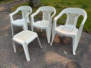 lot 113 image: 3 Stacking Patio Chairs and Side Table