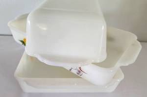 lot 42 image: Three Piece Fire King Vintage Casserole Set