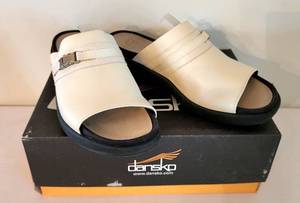 lot 74 image: New in Box Dansko Womens Size 37 Slide in Ivory