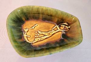 lot 82 image: Pair of Vintage Bermuda Serving Dishes