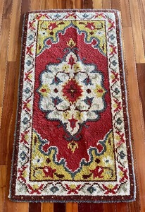 lot 90 image: Beautiful Vintage Rug
