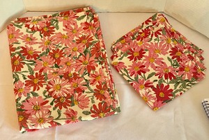 lot 98 image: Variety of Vintage Linens