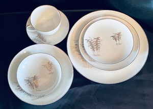 lot 147 image: Fukagawa Arita China Grouping