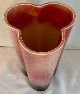 lot 152 image: Pretty Vase by Hull