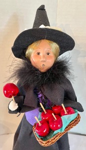 lot 160 image: Two Byers Choice Figurines