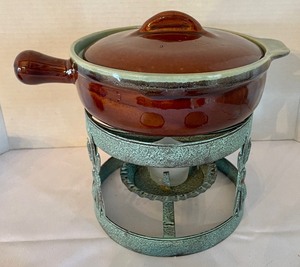 lot 199 image: Pottery Chafing Dish and 5 Pottery Ramekins