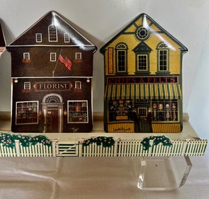 lot 434 image: 6 Amazing Vintage Charles Wysocki Folktown Plates with Shelf