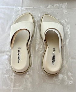 lot 437 image: White Sandals by NoBrand Footwear.