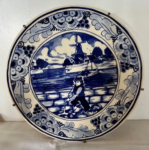lot 440 image: Pair of Vintage 1982 Hans Brinker DELFT Plates with Brackets